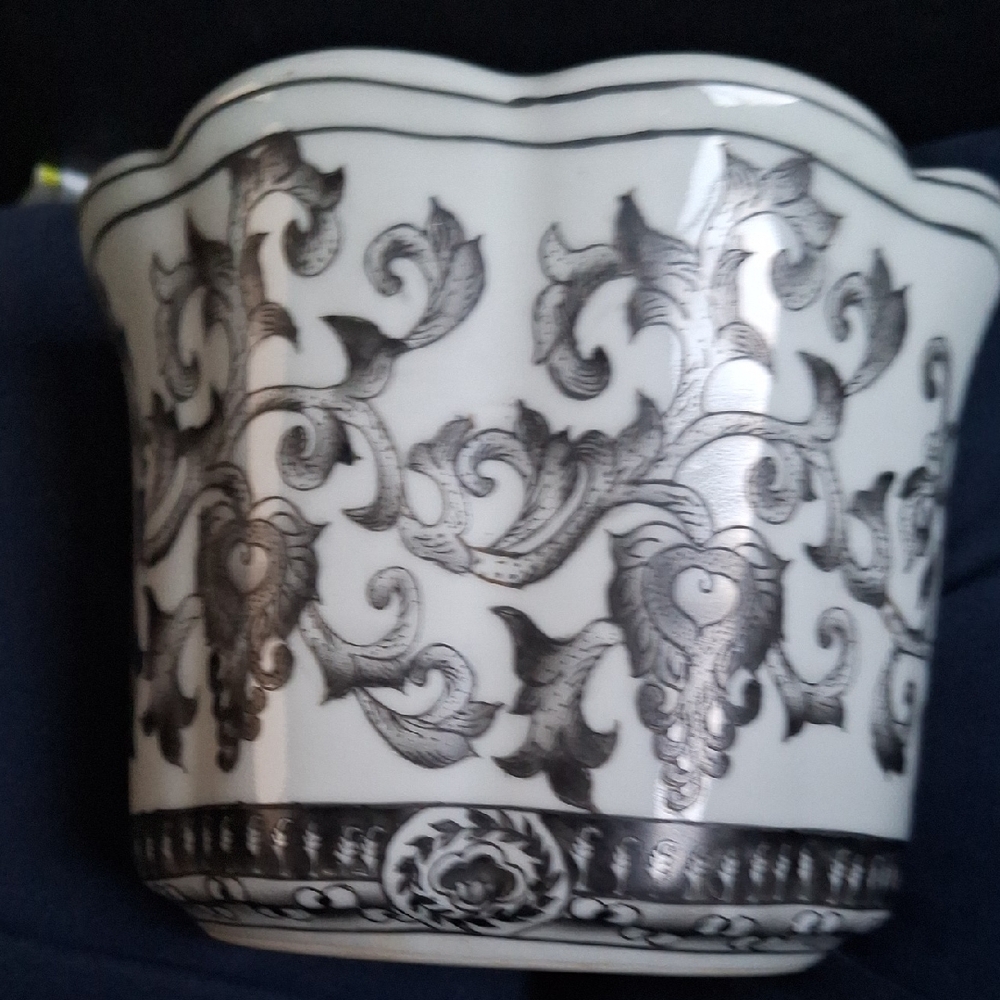 Black and White Ceramic Planter - Picture 6 of 7